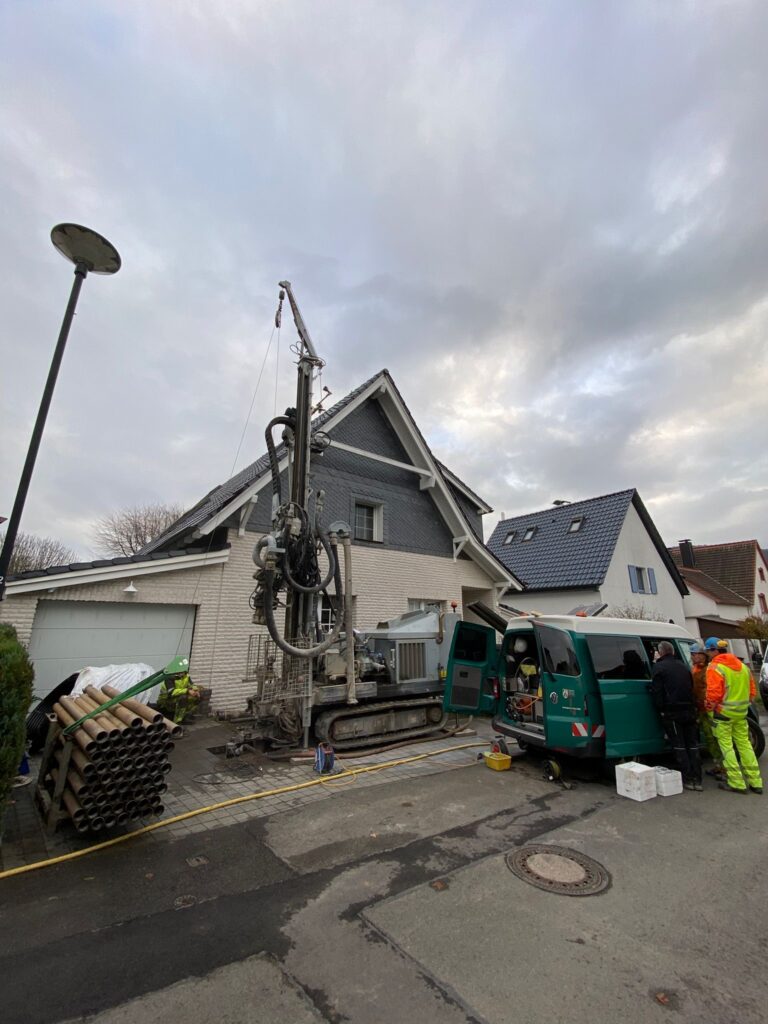Bohrgerät im Vorgarten eines Einfamilienhauses mit Bohrgestänge